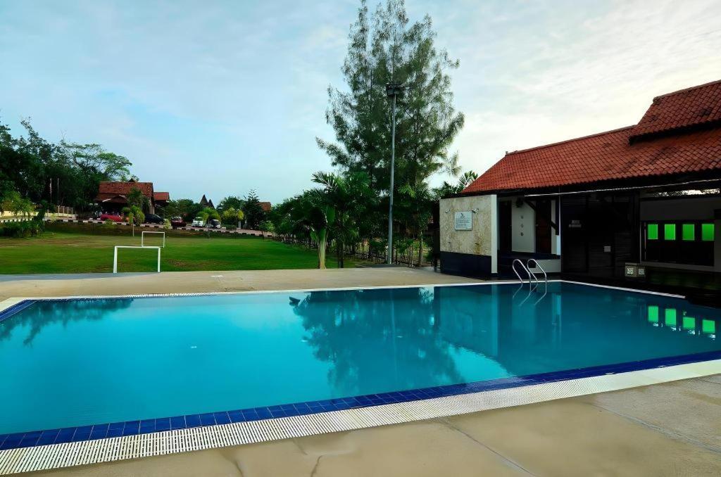 Oyo Home 90745 Desa Balqis Beach Resort Malakka Dış mekan fotoğraf